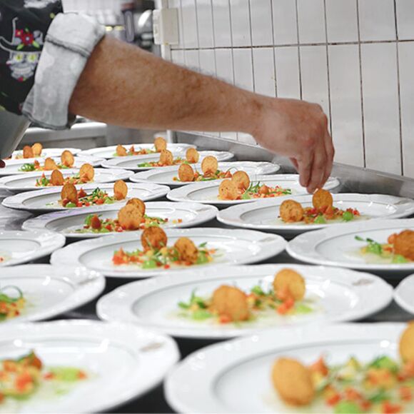 Parkhotel Adler: Vorspeise anrichten