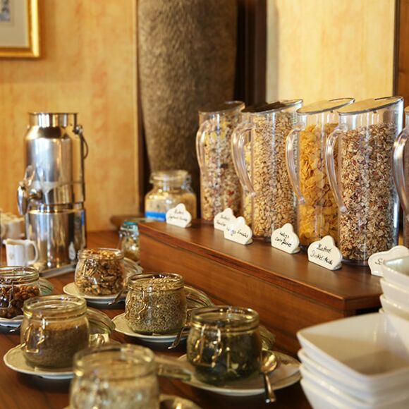 Frühstücksbuffet mit Müsli und Marmeladen