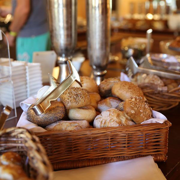 Brötchenauswahl beim Frühstücksbuffet